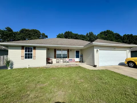 206 Spruce Ave, Clever, MO 65631