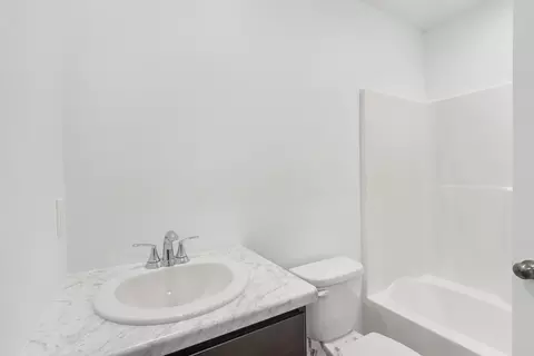 Bath - 5175 W Sunstruck St, Springfield, MO 65802 photo 4 of 4