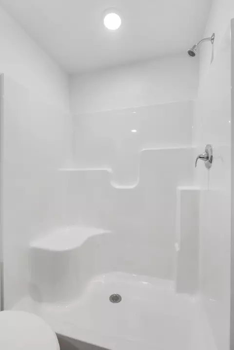 Bath - 5175 W Sunstruck St, Springfield, MO 65802 photo 2 of 4