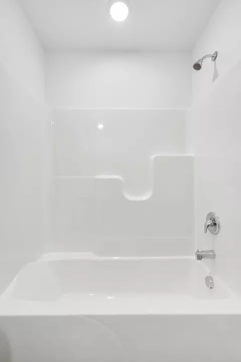 Bath - 5175 W Sunstruck St, Springfield, MO 65802 photo 3 of 4