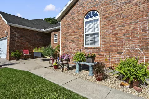 Exterior - 220 Tyler St, Branson, MO 65616 photo 2 of 9