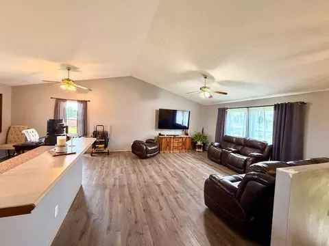 Living - 67 Broadview Dr, Marshfield, MO 65706 photo 1 of 2