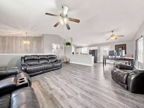 Living - 67 Broadview Dr, Marshfield, MO 65706 photo 2 of 3