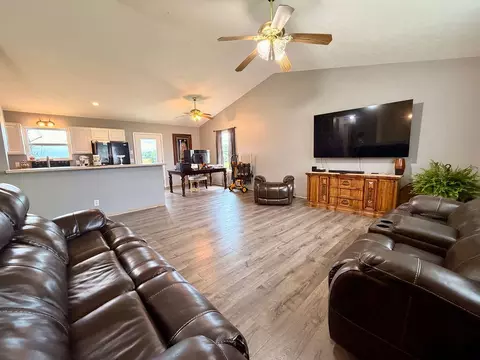 Living - 67 Broadview Dr, Marshfield, MO 65706 photo 2 of 2