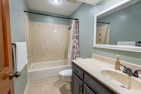 Bath - 1921 E Nottingham St, Springfield, MO 65804 photo 10 of 10