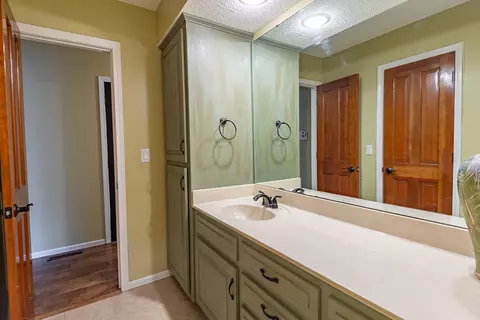 Bath - 1921 E Nottingham St, Springfield, MO 65804 photo 8 of 10