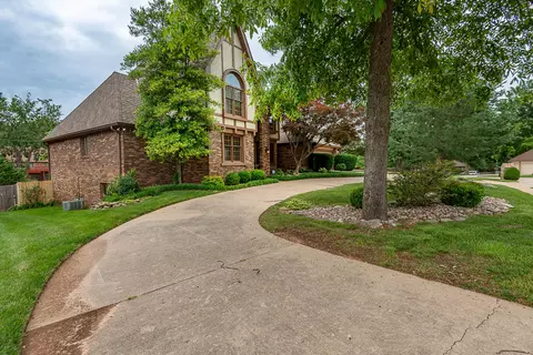 Exterior - 1921 E Nottingham St, Springfield, MO 65804 photo 2 of 10