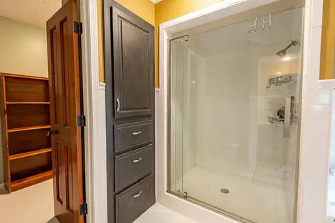 Bath - 1921 E Nottingham St, Springfield, MO 65804 photo 5 of 10