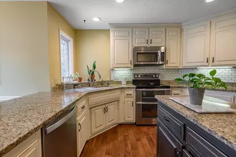 Kitchen - 1921 E Nottingham St, Springfield, MO 65804 photo 3 of 7