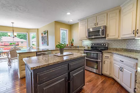 Kitchen - 1921 E Nottingham St, Springfield, MO 65804 photo 4 of 7