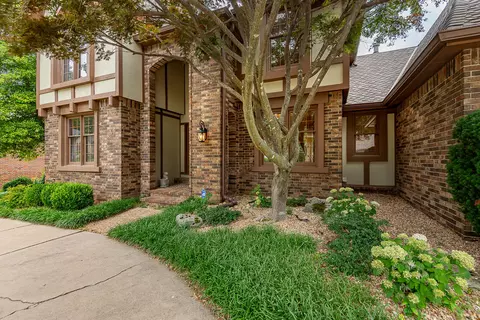 Exterior - 1921 E Nottingham St, Springfield, MO 65804 photo 3 of 10