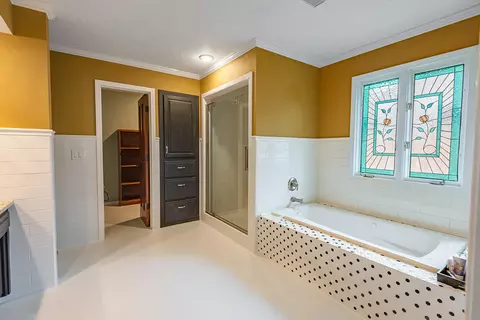 Bath - 1921 E Nottingham St, Springfield, MO 65804 photo 2 of 10