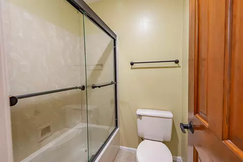 Bath - 1921 E Nottingham St, Springfield, MO 65804 photo 7 of 10