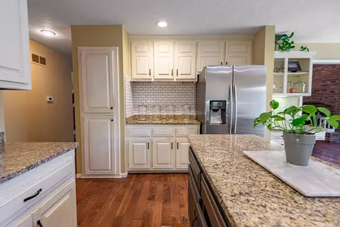 Kitchen - 1921 E Nottingham St, Springfield, MO 65804 photo 5 of 7