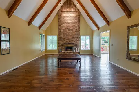 Living - 1921 E Nottingham St, Springfield, MO 65804 photo 1 of 10