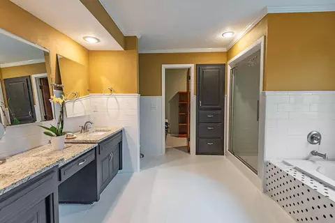Bath - 1921 E Nottingham St, Springfield, MO 65804 photo 1 of 10