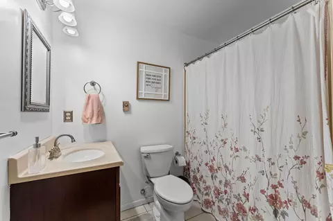 Bath - 910 Valley View Dr, Branson, MO 65616 photo 1 of 3