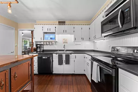 Kitchen - 910 Valley View Dr, Branson, MO 65616 photo 2 of 4