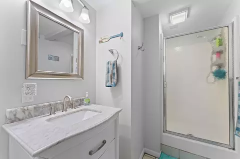 Bath - 910 Valley View Dr, Branson, MO 65616 photo 3 of 3