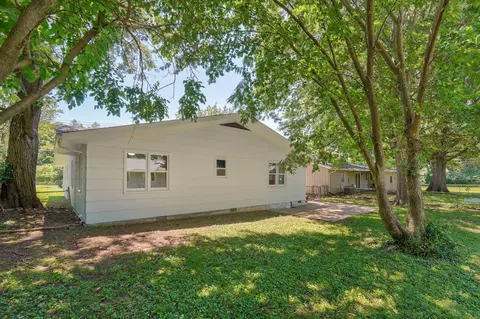 Exterior - 1309 E Bennett St, Springfield, MO 65804 photo 6 of 7
