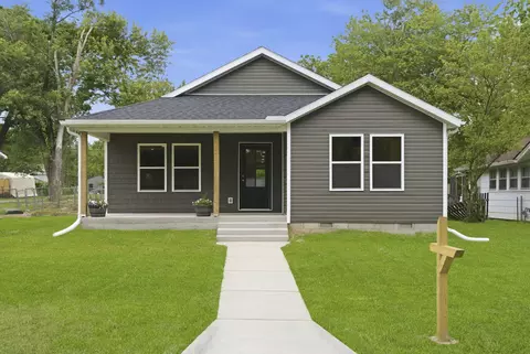 Exterior - 915 S Hudson Ave, Aurora, MO 65605 photo 11 of 14