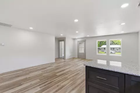 Living - 915 S Hudson Ave, Aurora, MO 65605 photo 3 of 3