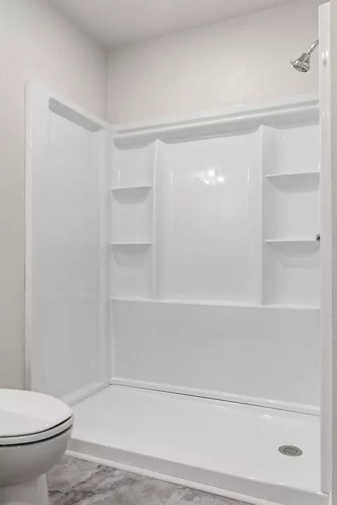 Bath - 915 S Hudson Ave, Aurora, MO 65605 photo 1 of 3