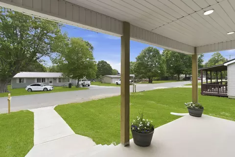 Exterior - 915 S Hudson Ave, Aurora, MO 65605 photo 3 of 14