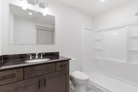 Bath - 915 S Hudson Ave, Aurora, MO 65605 photo 2 of 3