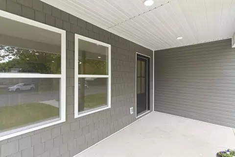 Exterior - 915 S Hudson Ave, Aurora, MO 65605 photo 4 of 14
