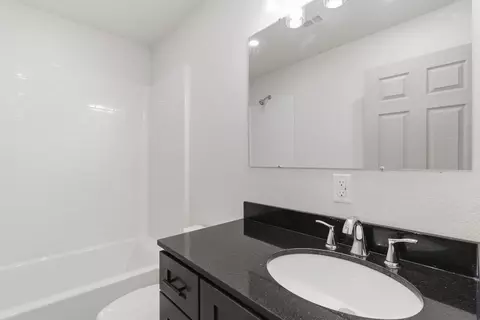 Bath - 915 S Hudson Ave, Aurora, MO 65605 photo 3 of 3