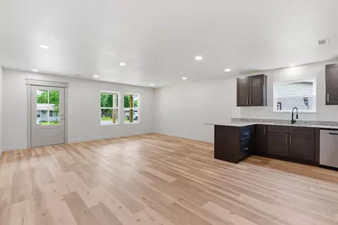 Living - 915 S Hudson Ave, Aurora, MO 65605 photo 2 of 3