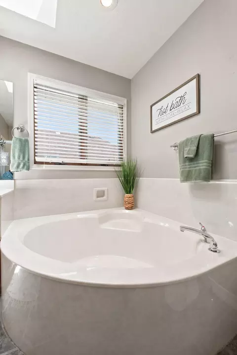 Bath - 3849 E Kingsbury St, Springfield, MO 65809 photo 2 of 4