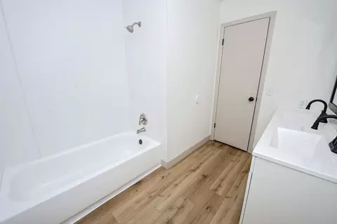 Bath - 316 S Cedarbrook Ave, Springfield, MO 65802 photo 2 of 2