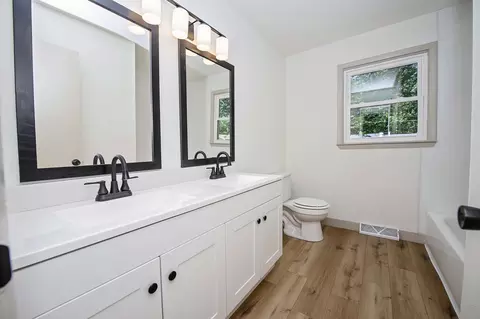 Bath - 316 S Cedarbrook Ave, Springfield, MO 65802 photo 1 of 2