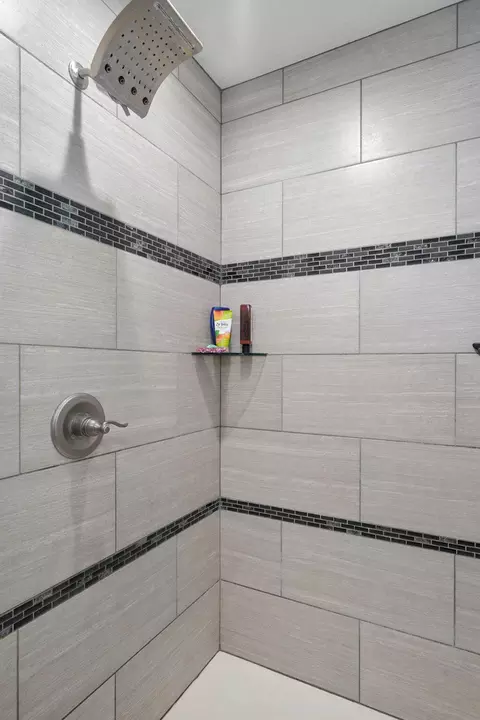 Bath - 5390 S Oxynard St, Springfield, MO 65810 photo 2 of 6
