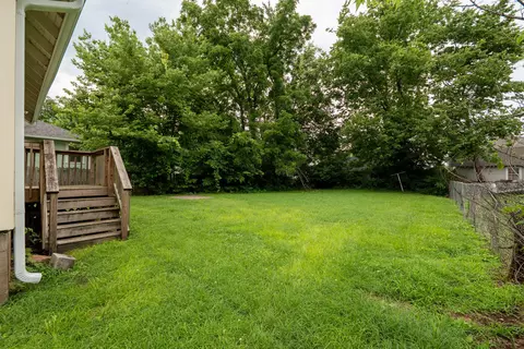 Exterior - 829 W Pershing St, Springfield, MO 65806 photo 6 of 8