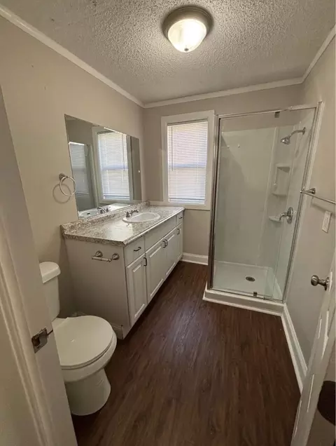 Bath - 829 W Pershing St, Springfield, MO 65806 photo 2 of 4
