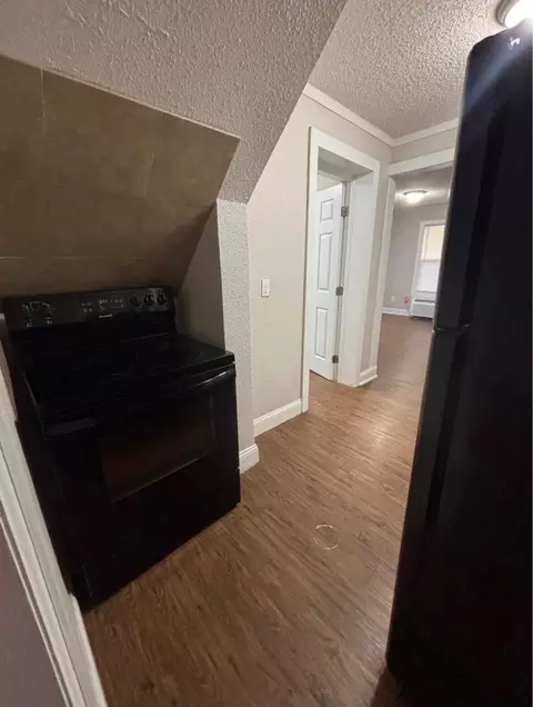 Entry Way - 829 W Pershing St, Springfield, MO 65806 photo 4 of 9