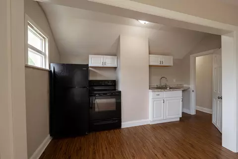 Entry Way - 829 W Pershing St, Springfield, MO 65806 photo 7 of 9