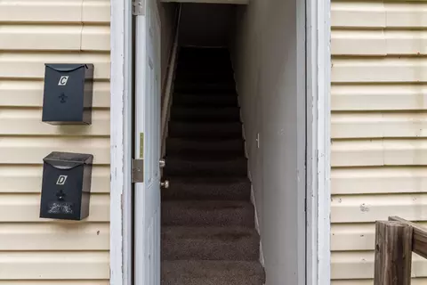 Entry Way - 829 W Pershing St, Springfield, MO 65806 photo 5 of 9