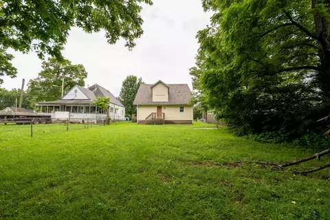 Exterior - 829 W Pershing St, Springfield, MO 65806 photo 7 of 8
