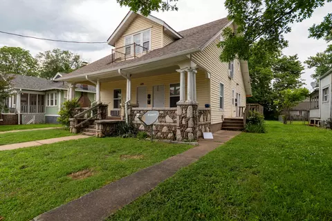 Exterior - 829 W Pershing St, Springfield, MO 65806 photo 3 of 8