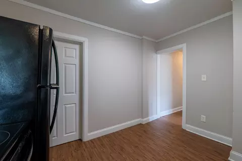 Entry Way - 829 W Pershing St, Springfield, MO 65806 photo 2 of 9