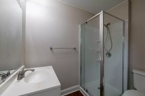 Bath - 829 W Pershing St, Springfield, MO 65806 photo 3 of 4
