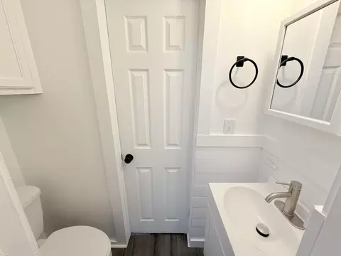 Bath - 936 S Douglas Ave, Springfield, MO 65806 photo 2 of 3