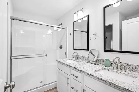 Bath - 1753 E Macon St, Republic, MO 65738 photo 2 of 4