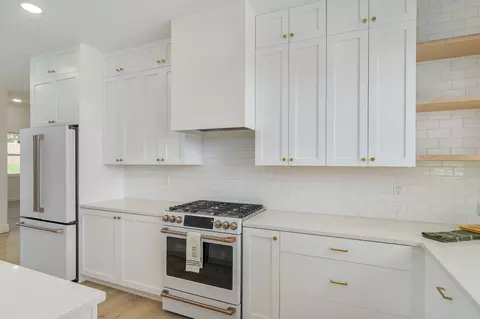 Kitchen - 2619 E Old Ivy St, Springfield, MO 65804 photo 4 of 5