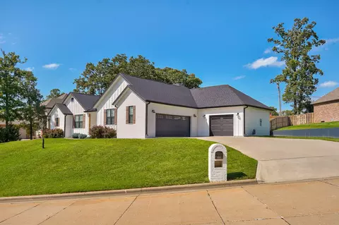 Exterior - 2619 E Old Ivy St, Springfield, MO 65804 photo 14 of 17