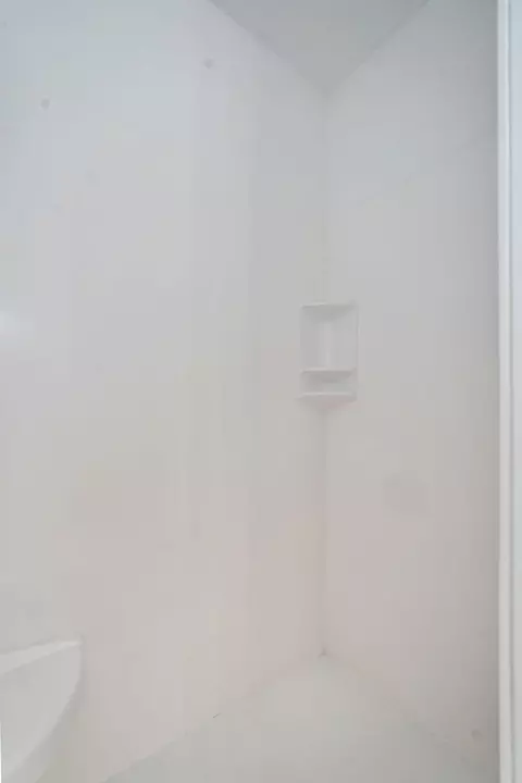 Bath - 2619 E Old Ivy St, Springfield, MO 65804 photo 4 of 6